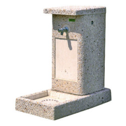 Borne fontaine en béton